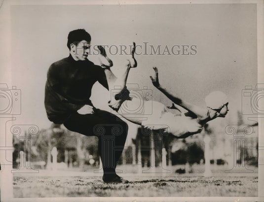 1929 Press Photo Ed & Phyllis Adajio, acrobats in a display- Historic Images