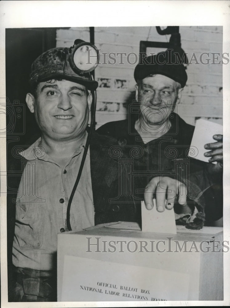 1945 Press Photo Miner Frank Montaio,of the United Mines Workers, drops his - Historic Images