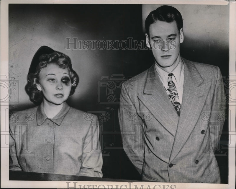 Load image into Gallery viewer, 1948 Press Photo Chicago, Mrs Lillian Youngblood, assaulted by husband William
