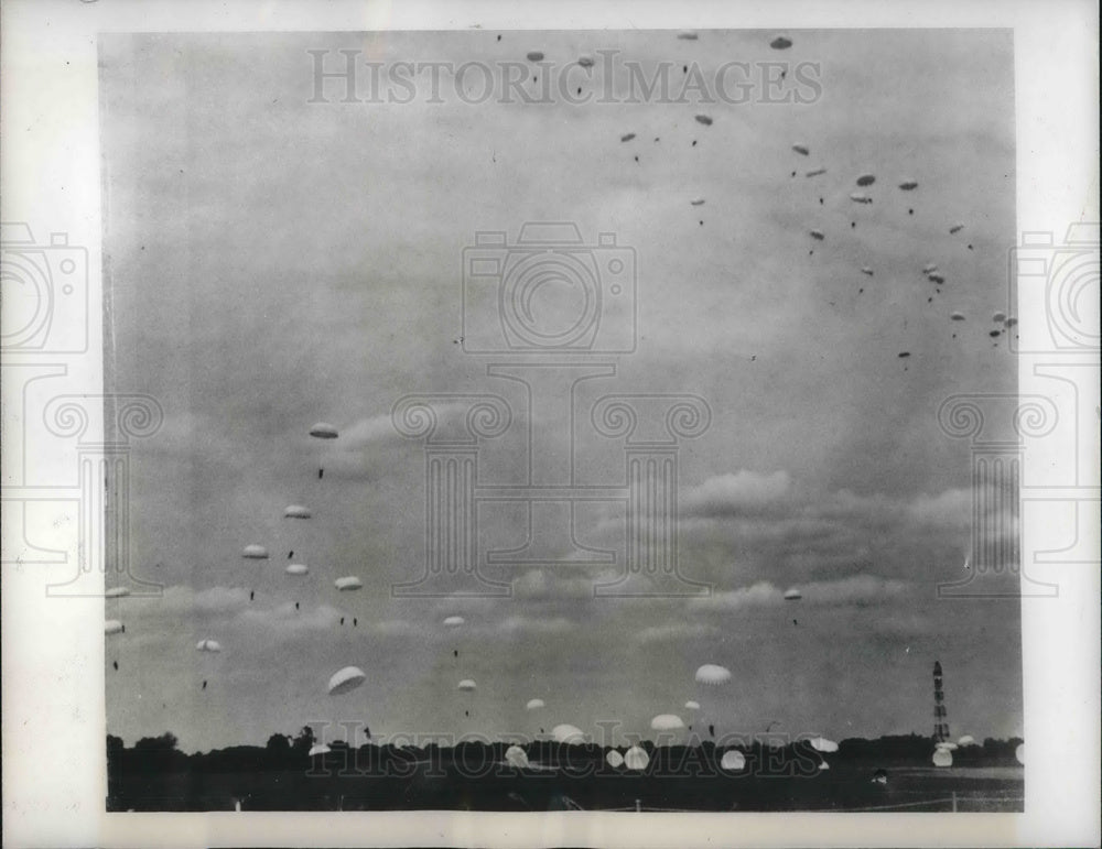 1942 Press Photo Parachute troops from Fort Bragg on manuevers in Michigan- Historic Images