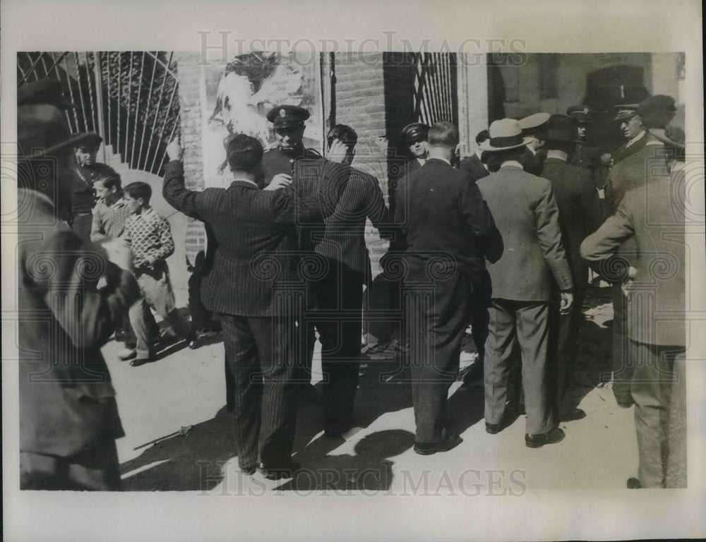 1933 Press Photo Members of the Public arrived at Barcelona taking precautions- Historic Images