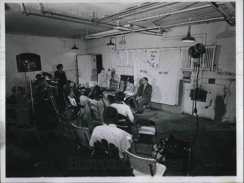 Load image into Gallery viewer, 1976 Press Photo Lower Utilities committee conference in Cleveland Ohio

