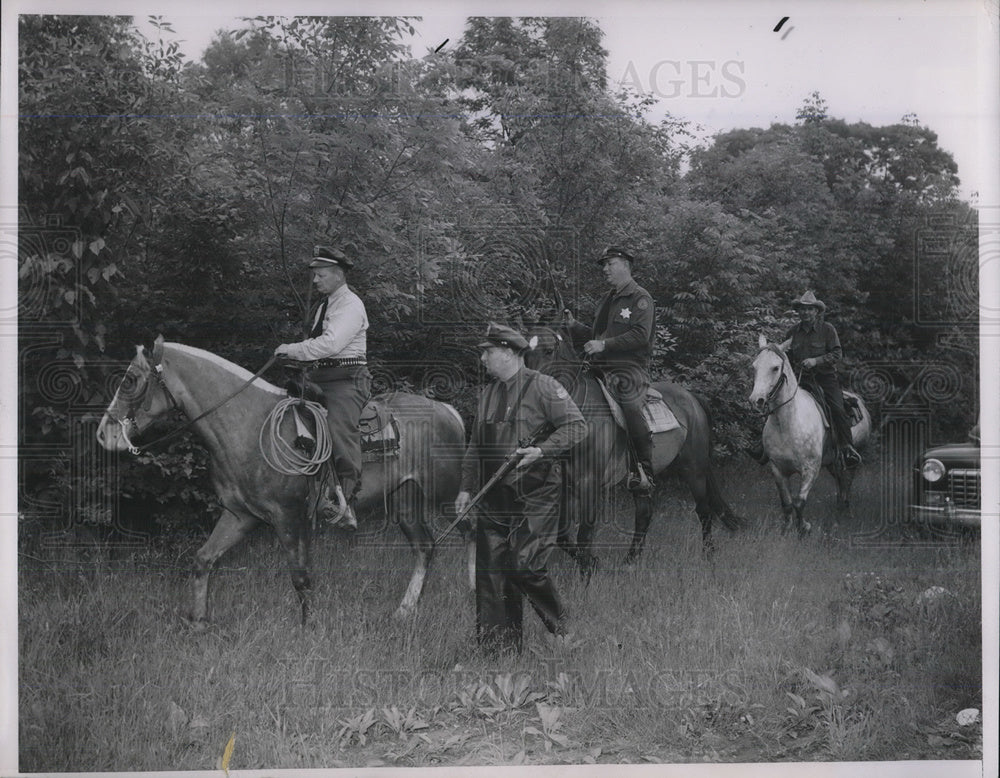 1951 Press Photo Lyons Township deputy sheriffs hunt for black bear- Historic Images