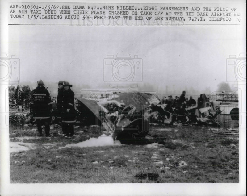 Load image into Gallery viewer, 1967 Press Photo Plane crash kills nine near Red Bank NJ - neb66355
