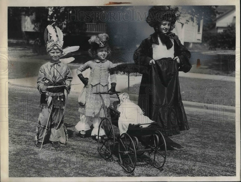 Load image into Gallery viewer, 1940 Press Photo Curtiss Speck, Nancy Walker, Bev Baker in costume in Cleveland
