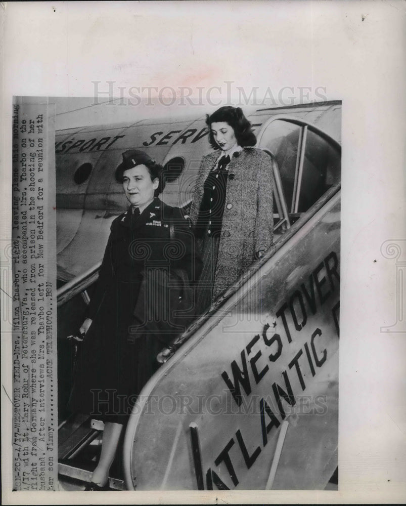 1949 Press Photo Lt Mary Rohr escorts Wilma Yarbo from German jail- Historic Images
