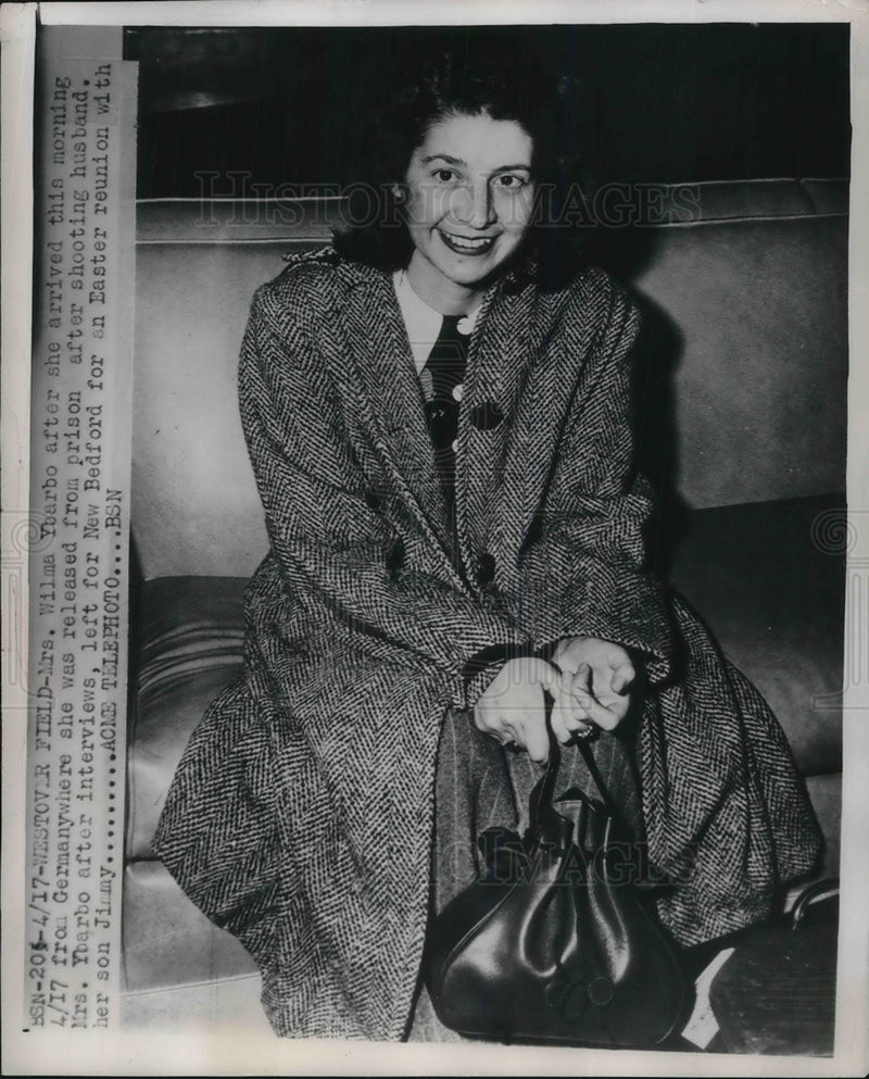 Load image into Gallery viewer, 1949 Press Photo Mrs Wilma Ybarbo arrives in US from Germany after release
