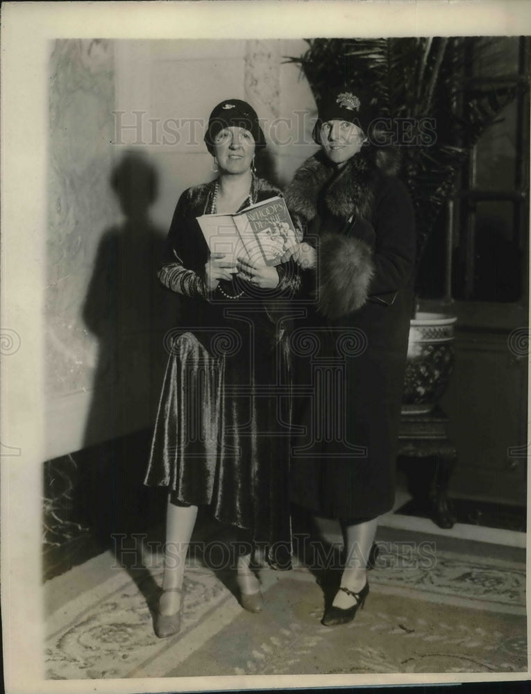 1927 Press Photo Mrs.Frank A.Vanderlin & Mrs.Willis D Mitchell In New Years Ball