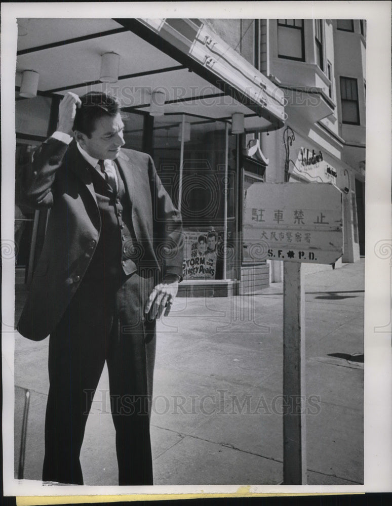 1961 Press Photo Paul Mary react to the sign in San Francisco Movie House