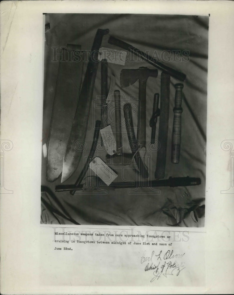 1937 Press Photo Weapons taken from cars approaching Youngstown Cruising- Historic Images