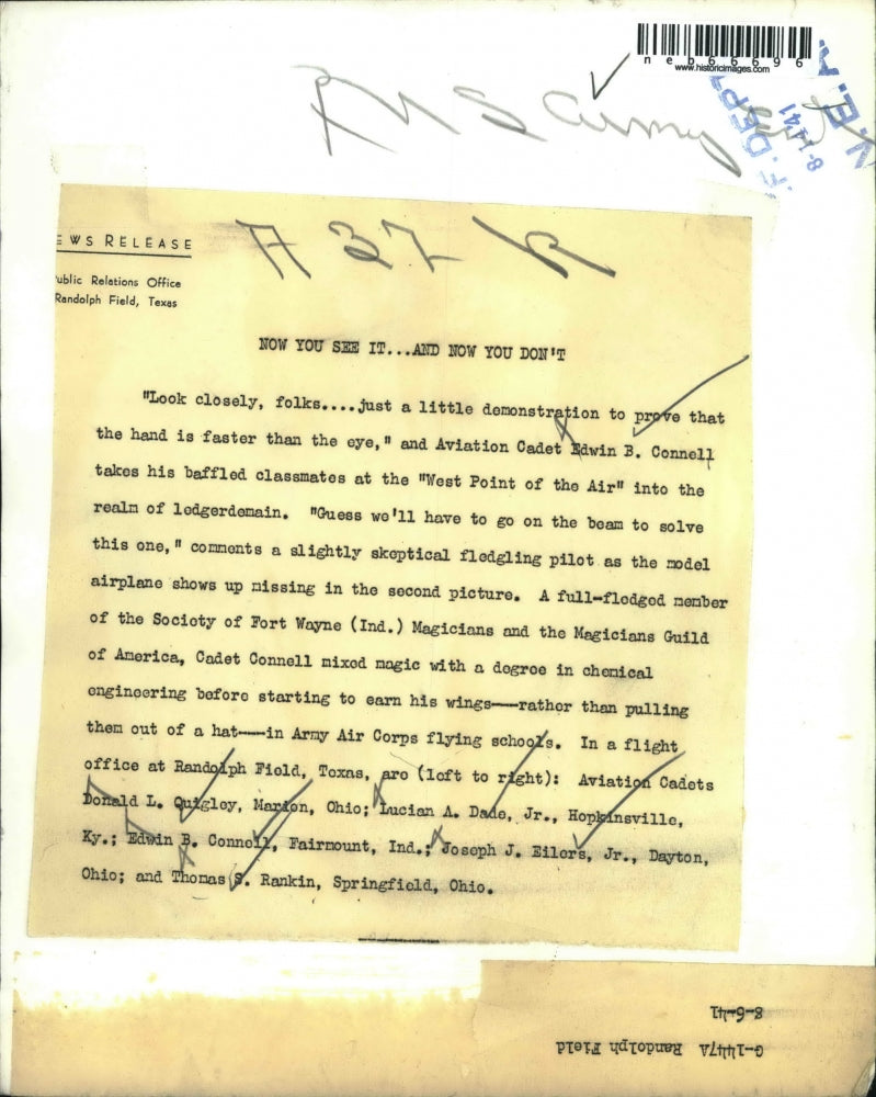 1941 Press Photo Aviation Cadet B Connell shows magic to his classmates