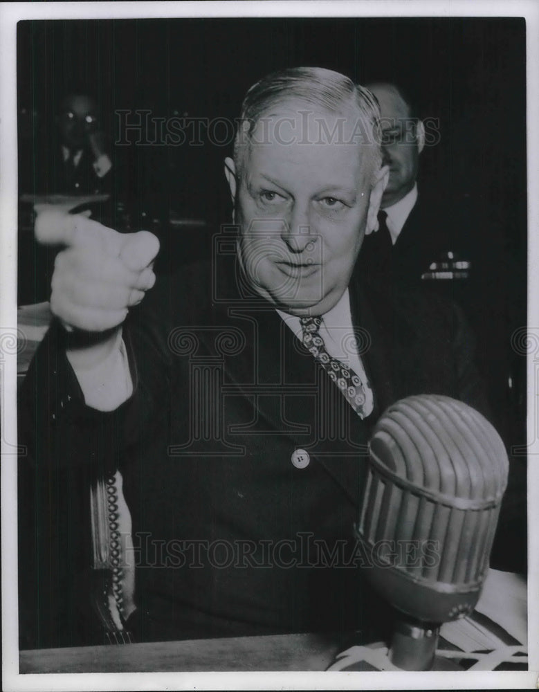 1956 Press Photo Admiral Husband Kimmel Pointing His Fingers- Historic Images