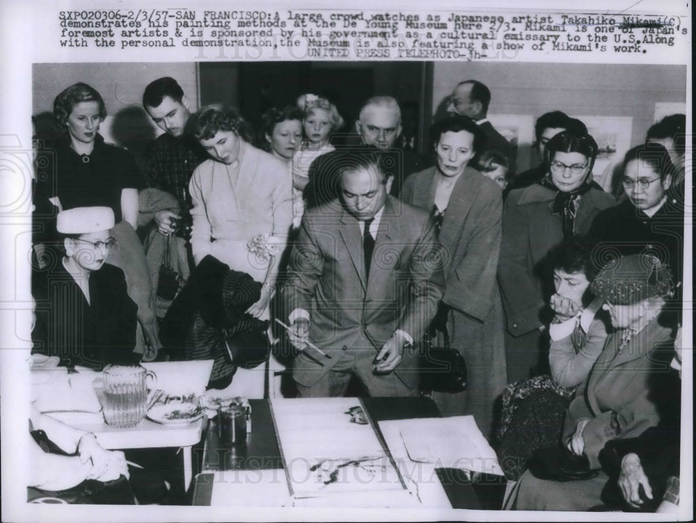 1957 Press Photo Crowd watches Japanese artist Takahiko Mikami demonstration