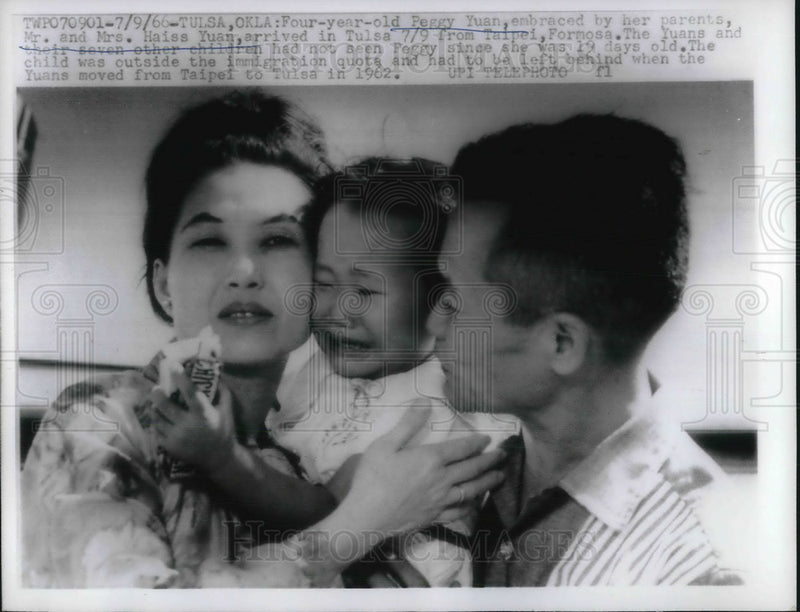 Load image into Gallery viewer, 1966 Press Photo Four year old Peggy Yuan embraced by parents - neb66853
