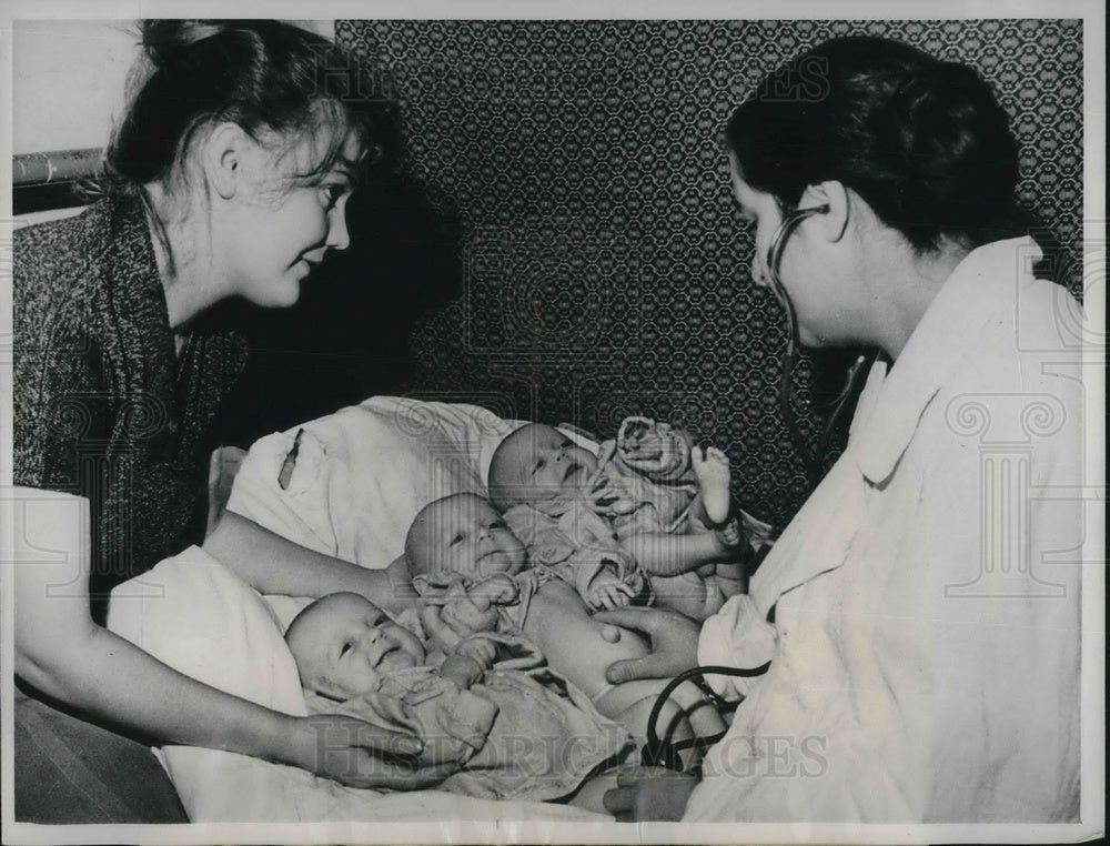 1961 Press Photo Doctor Nadezhoa Kurnygina Examines Pikunov Triplets - neb66943
