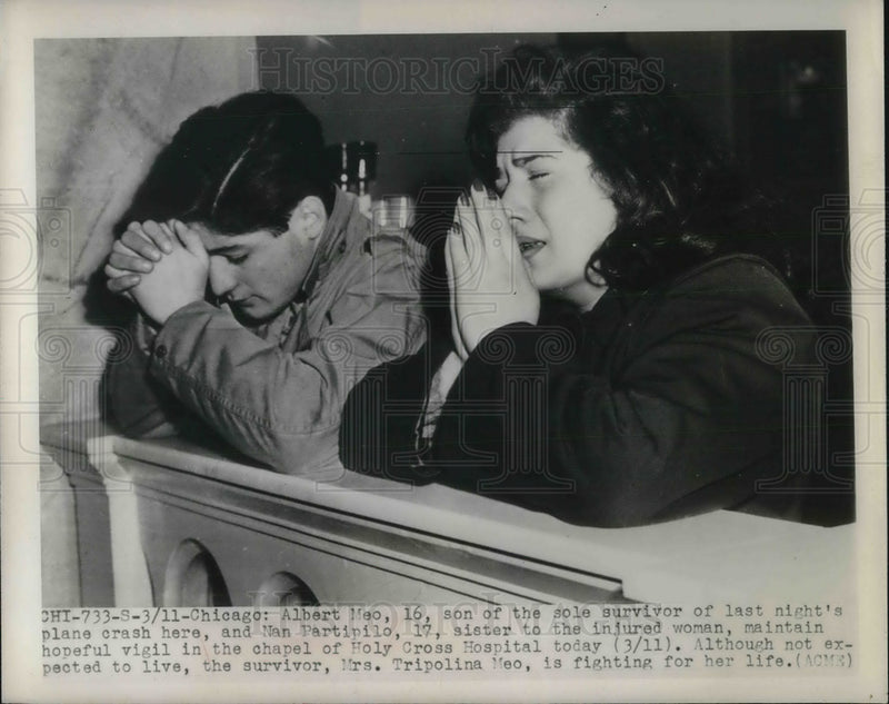 Load image into Gallery viewer, 1948 Press Photo Albert Meo &amp; Nan Partipilo pray for relative who survived crash
