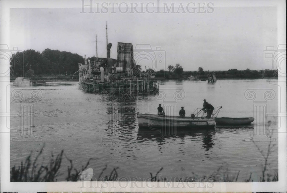 1948 Press Photo Ship L'Antarktus blown up by Germans in Loire River in France- Historic Images