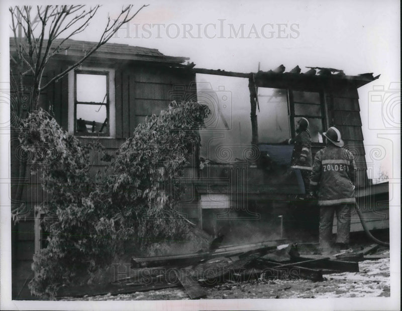 Load image into Gallery viewer, 1967 Press Photo Firemen fight blaze in small home - neb67265
