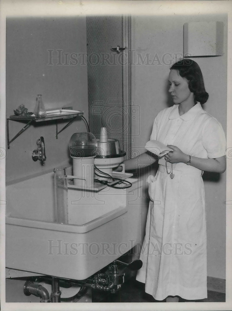 Load image into Gallery viewer, 1939 Press Photo Evanston Illinois nurse at The Cradle nursery home for babies
