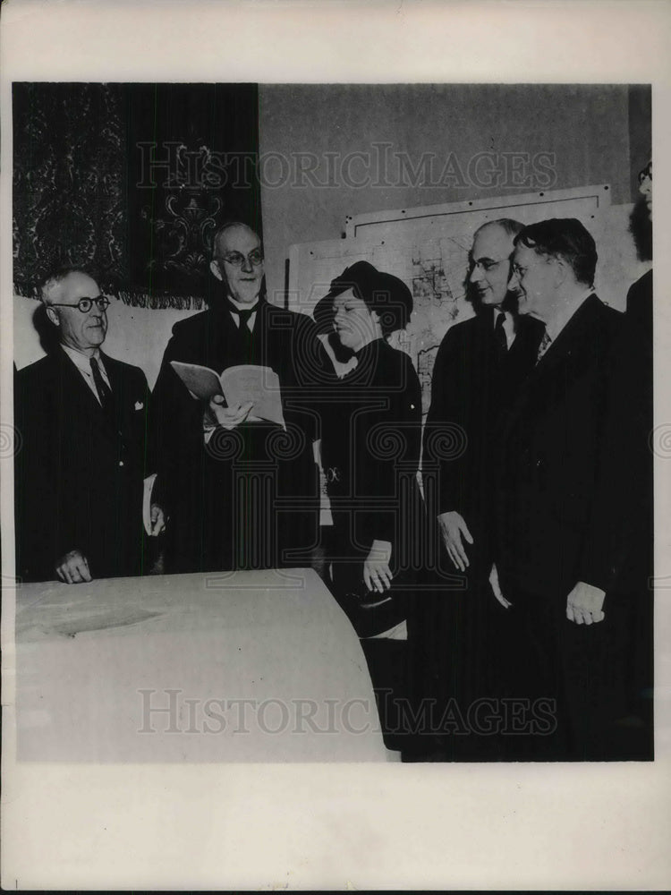 Load image into Gallery viewer, 1936 Press Photo Los Angeles City officials announces purchase of power system
