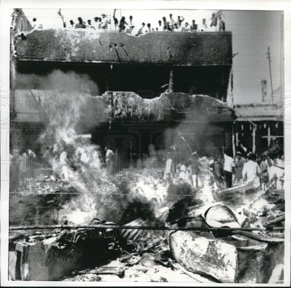 1969 Press Photo Villagers at Karachi at a looted & ransacked house - neb67647