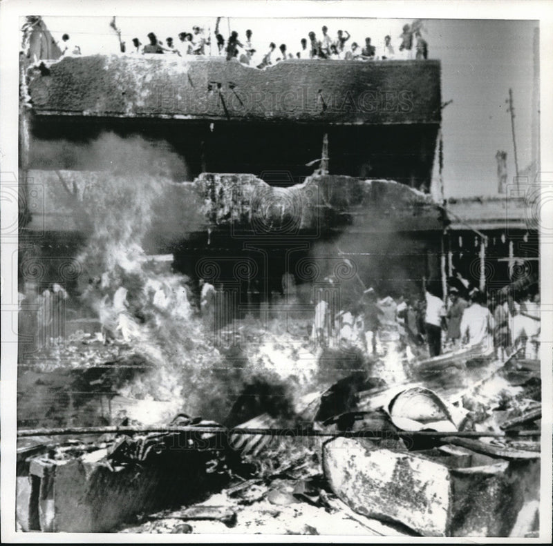 Load image into Gallery viewer, 1969 Press Photo Villagers at Karachi at a looted &amp; ransacked house - neb67647
