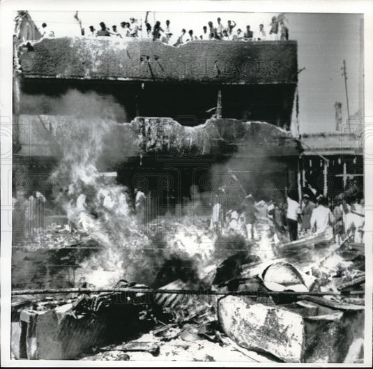 1969 Press Photo Villagers at Karachi at a looted & ransacked house - neb67647