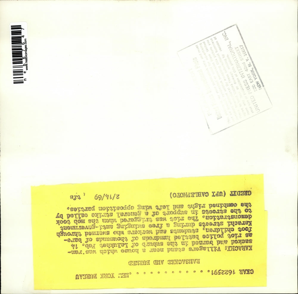 1969 Press Photo Villagers at Karachi at a looted & ransacked house - neb67647