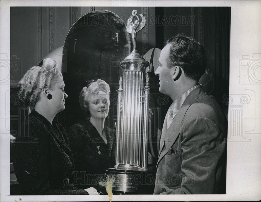 1946 Press Photo Ann Donnelly of Chicago models winning hair style - neb67729