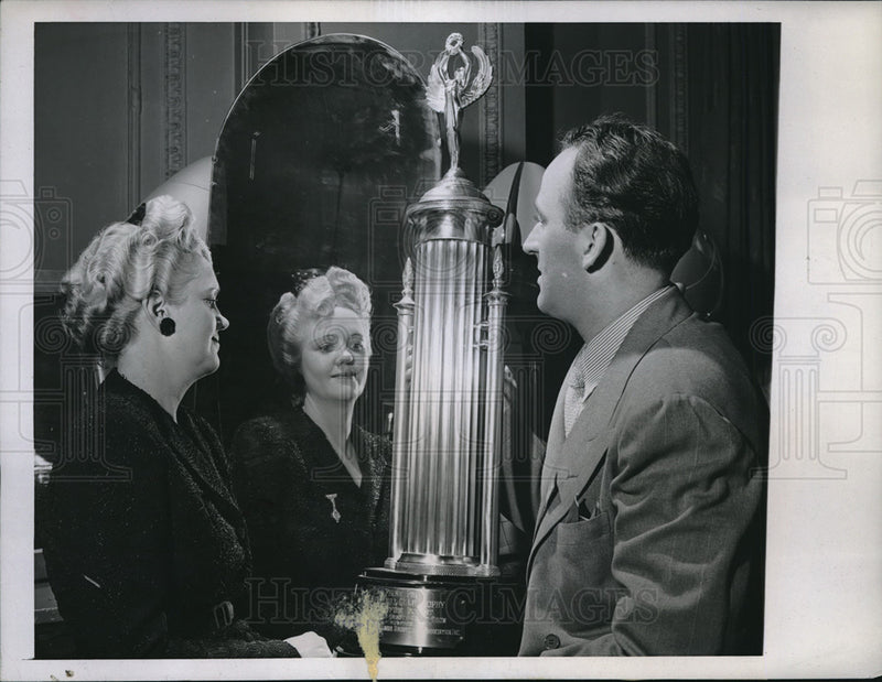 Load image into Gallery viewer, 1946 Press Photo Ann Donnelly of Chicago models winning hair style - neb67729
