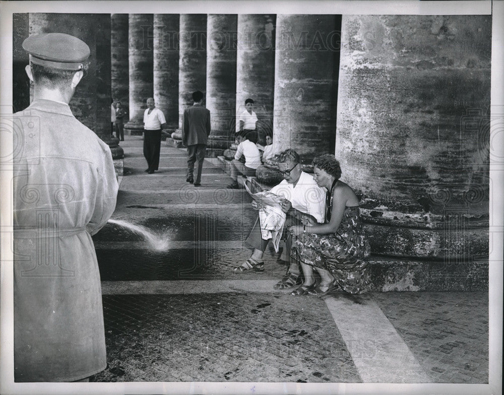 1955 Press Photo Swedish Tourist enjoys a rest at St. Peter&#39;s Square Column- Historic Images