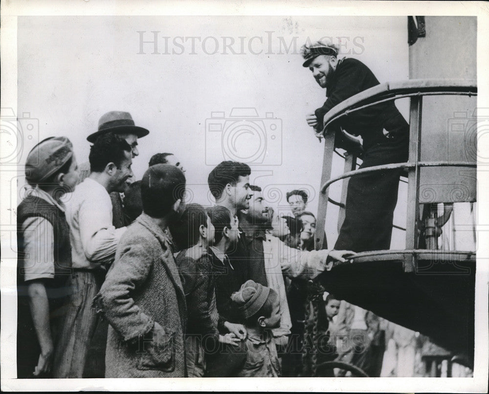 1944 Press Photo Civilians at liberation of Crete with Lt JC Morrison- Historic Images