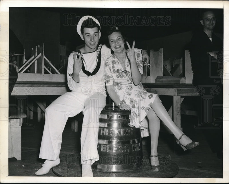 Load image into Gallery viewer, 1941 Press Photo British seaman Roy Bartholomew &amp; Reva Rubin at a dance party
