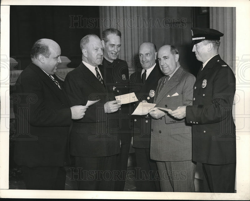 Load image into Gallery viewer, 1941 Press Photo NY Police Det Dennis Mahoney, Commissioner Valentine

