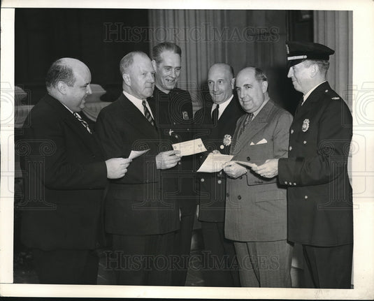 1941 Press Photo NY Police Det Dennis Mahoney, Commissioner Valentine