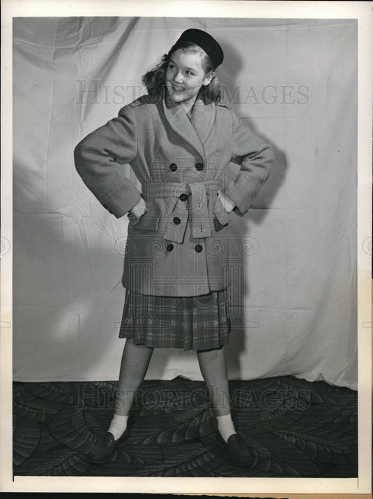 1942 Press Photo Beryl Magee wears three quartered coat for high schoolers- Historic Images