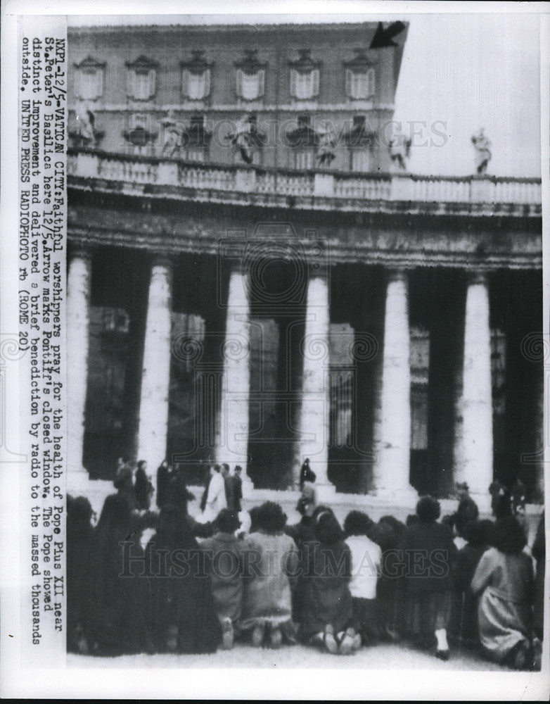 1954 Press Photo Worshipers pray for health of Pope Pius XII- Historic Images