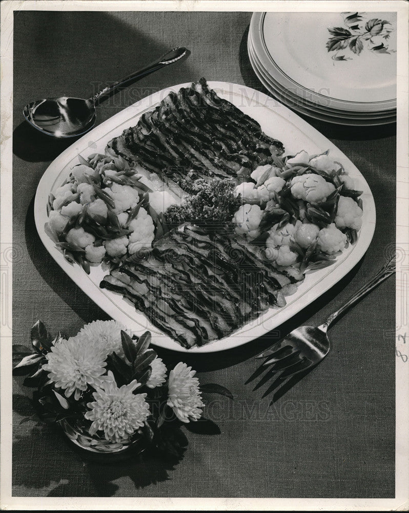 Load image into Gallery viewer, Press Photo Bacon served with two garden vegetables
