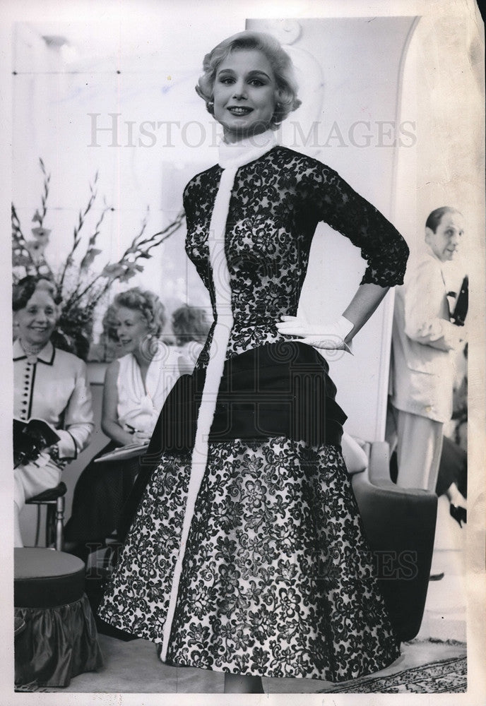 Load image into Gallery viewer, 1954 Press Photo Rome Winter Evening Frock collection by Emilio Schubert
