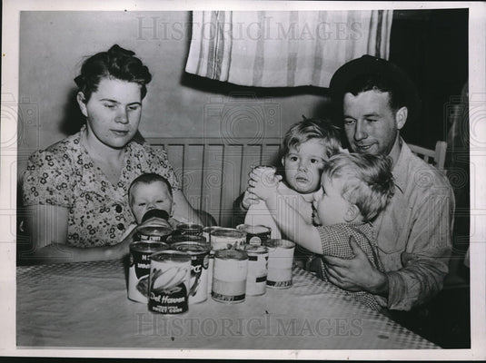 1940 Press Photo Orland McGee and his family with canned goods - Historic Images