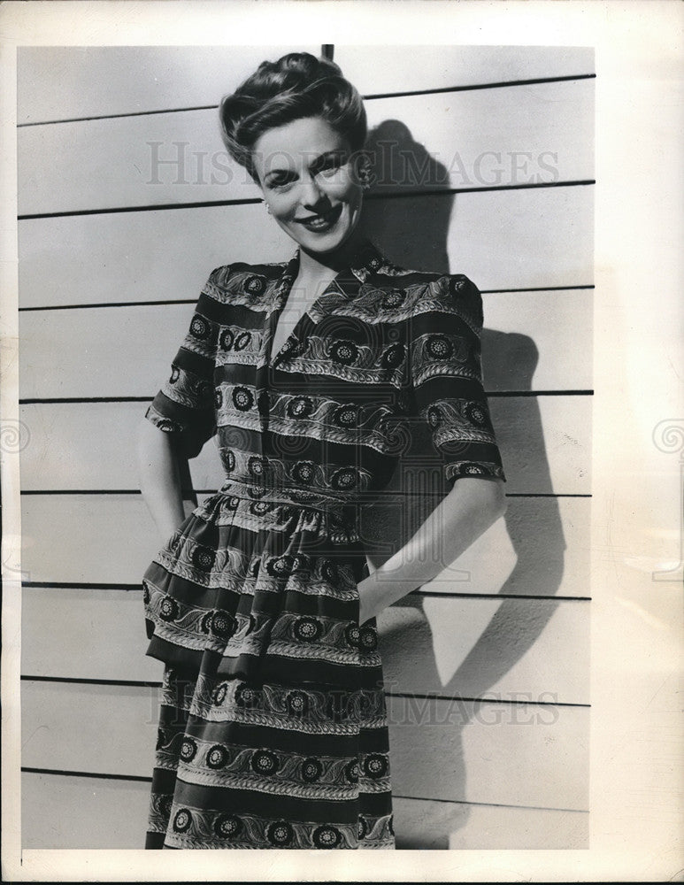 Load image into Gallery viewer, 1946 Press Photo Colorful Bayadere Screen Print Dress with low roll collar
