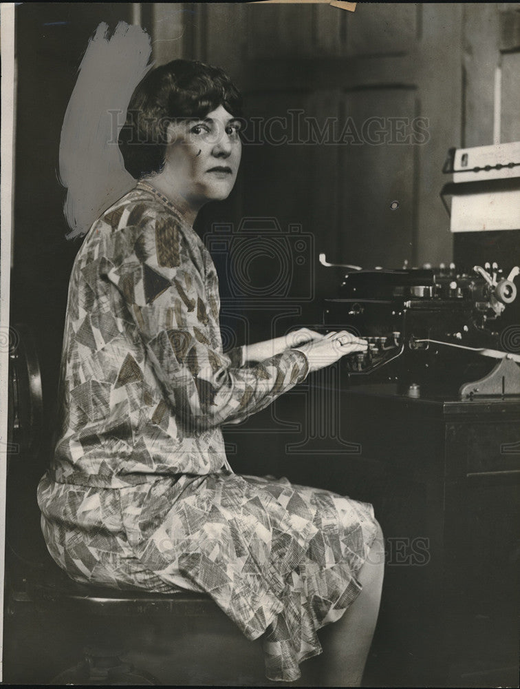 1929 Press Photo Marie Frances Slattery, Stenographer in a Cincinnati Brokers- Historic Images