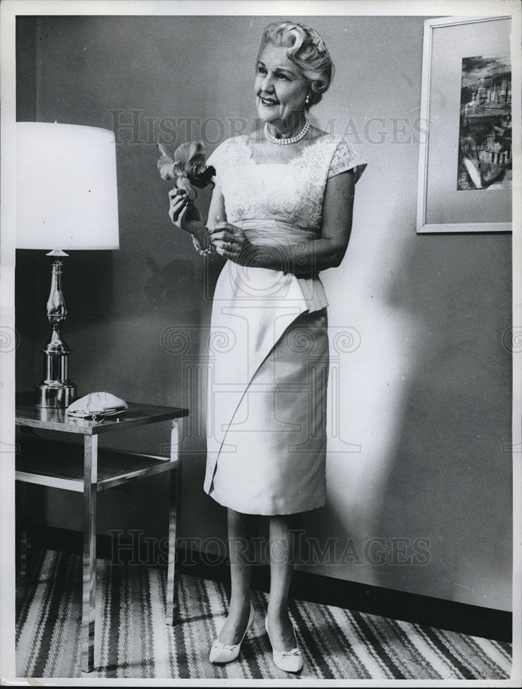 Load image into Gallery viewer, 1961 Press Photo Lady ready for Wedding Anniversary - neb68916
