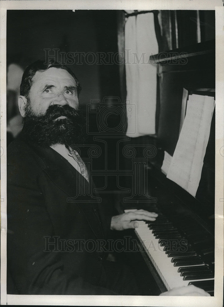 1933 Press Photo Former opera singer Aiken Dobryon practices at sawmill