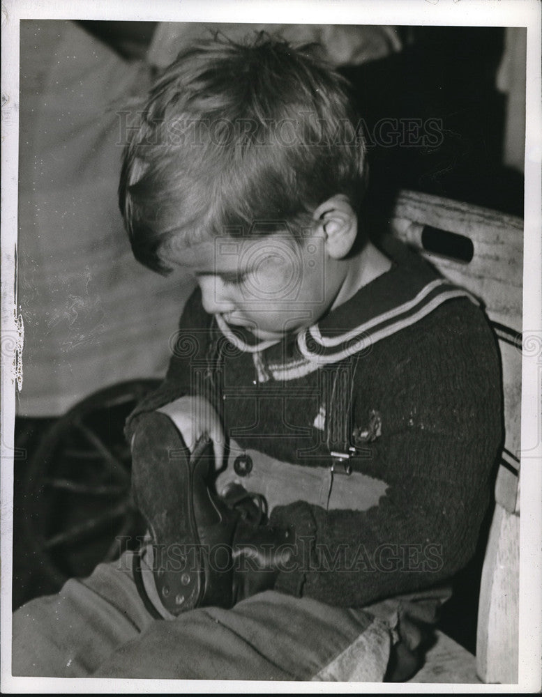 1940 Press Photo Jackie McGee 3 finds hole in toe of his only pair of shoes- Historic Images