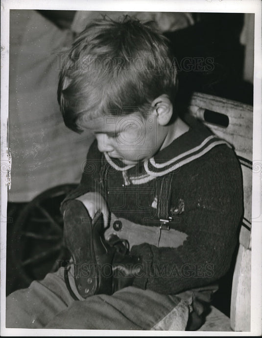 1940 Press Photo Jackie McGee 3 finds hole in toe of his only pair of shoes- Historic Images