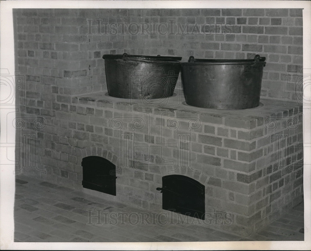 1939 Press Photo Stove and Kettle arrangement in wash room of William Penn home