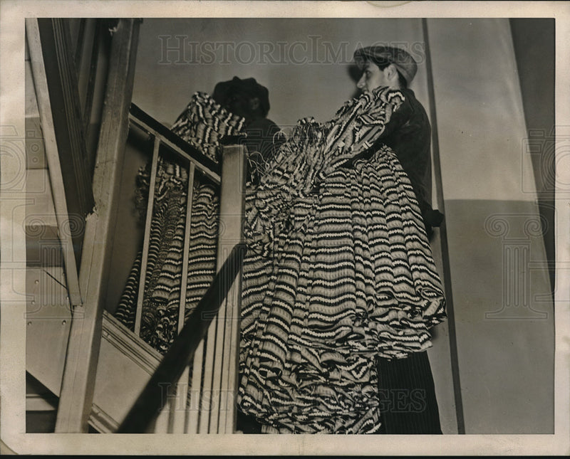 Load image into Gallery viewer, 1939 Press Photo Men carry dresses up to 23rd floor of 463 7th Ave - neb69252
