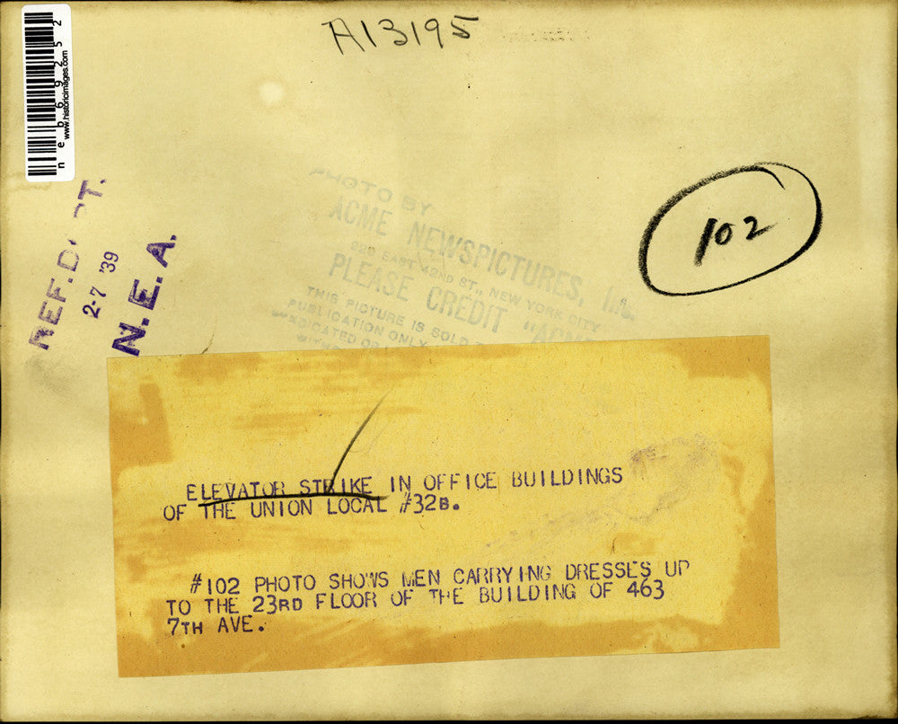 1939 Press Photo Men carry dresses up to 23rd floor of 463 7th Ave - neb69252