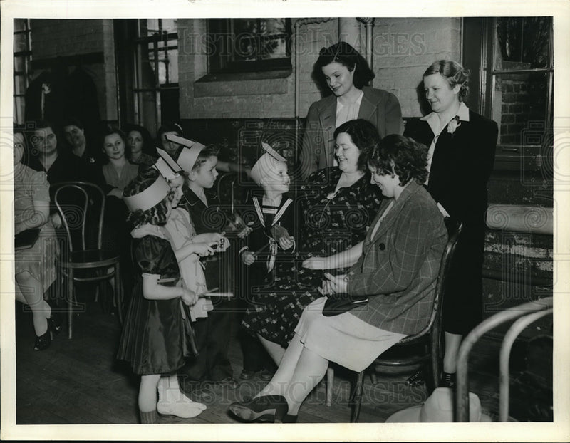 Load image into Gallery viewer, 1941 Press Photo P.T.A. Member at Clark Avenur with their children - neb69412

